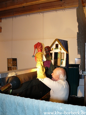 Bild 10 - Galerie der Weihnachtsausstellung: "Kasperle ist wieder da" - Die Puppenbühne Larifari spielt "Ein Häuschen für Gretel"